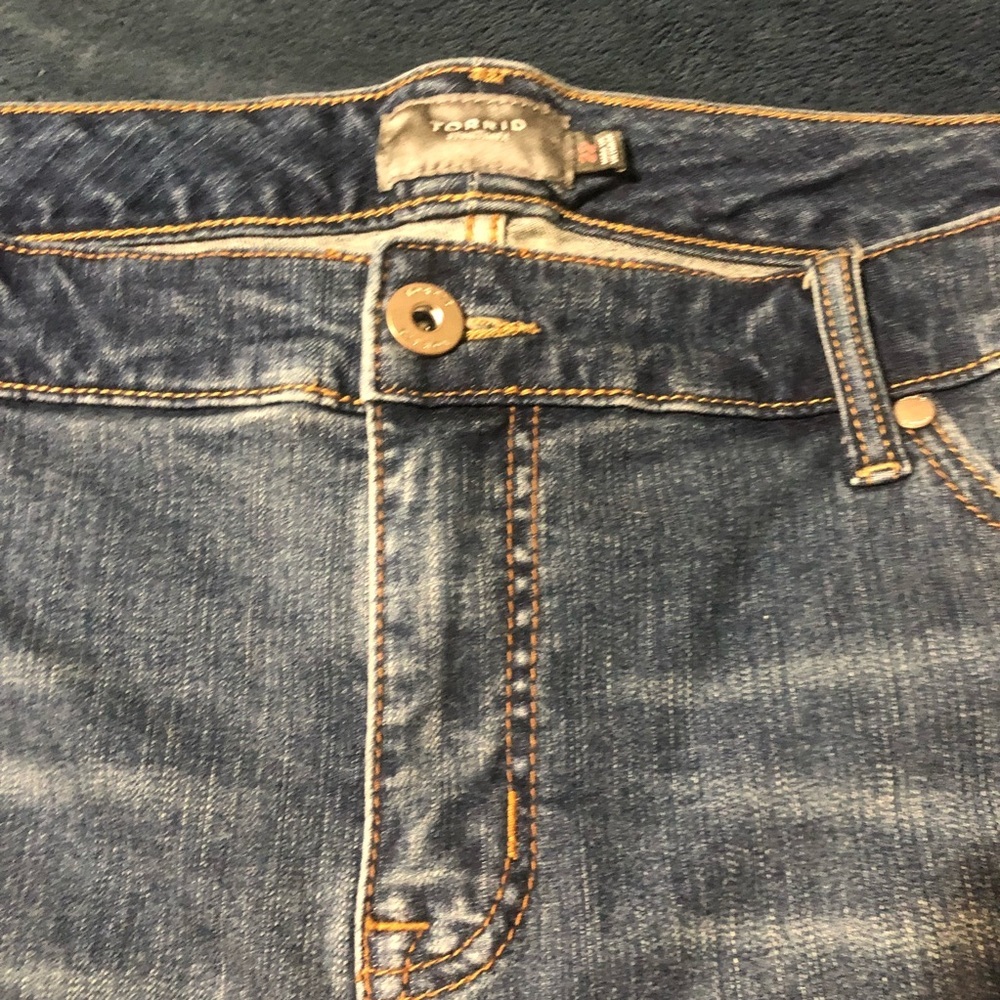 Torrid denim distressed shorts. Size 22 NWT - Picture 3 of 13